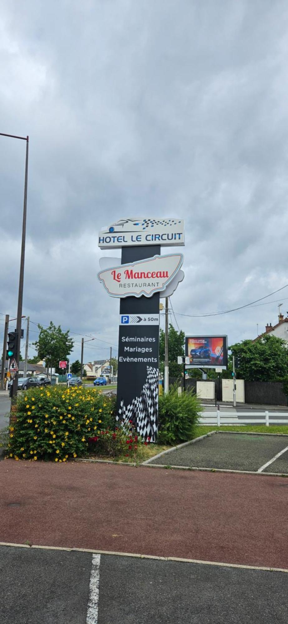 Hotel Le Circuit Льо Ман Екстериор снимка